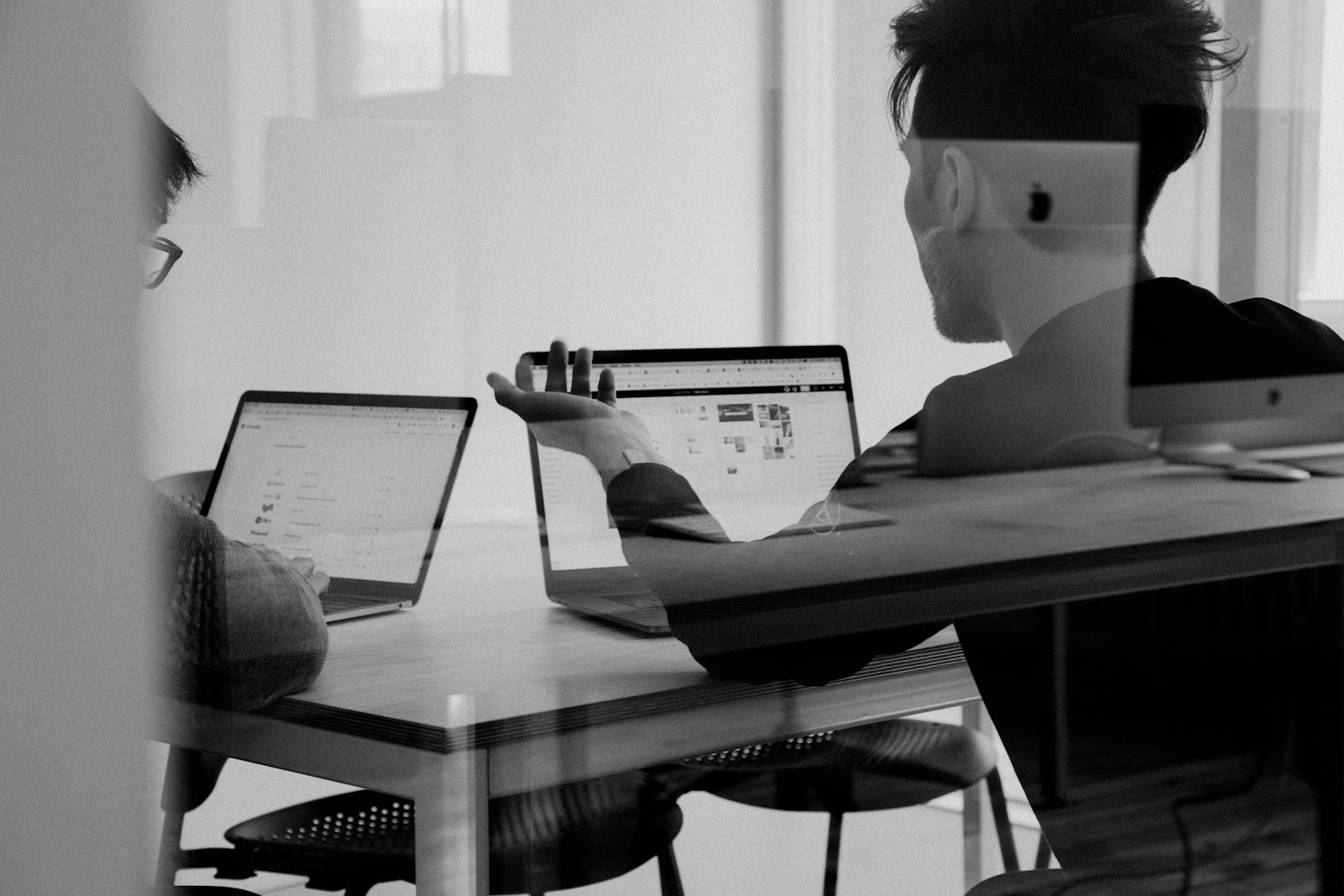 Illustrative scene for business knowledge assistant